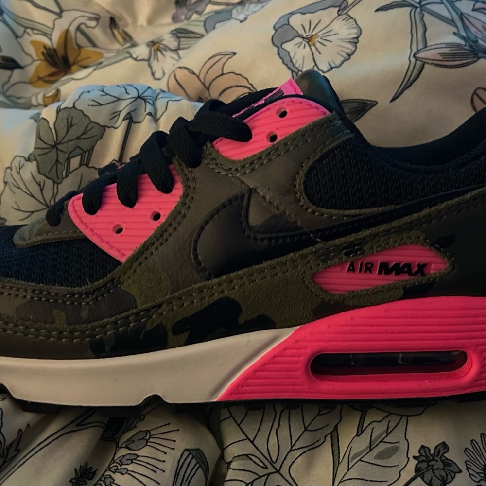 Nike Women's Sneakers - Black, Pink, and Green - Picture 4 of 4
